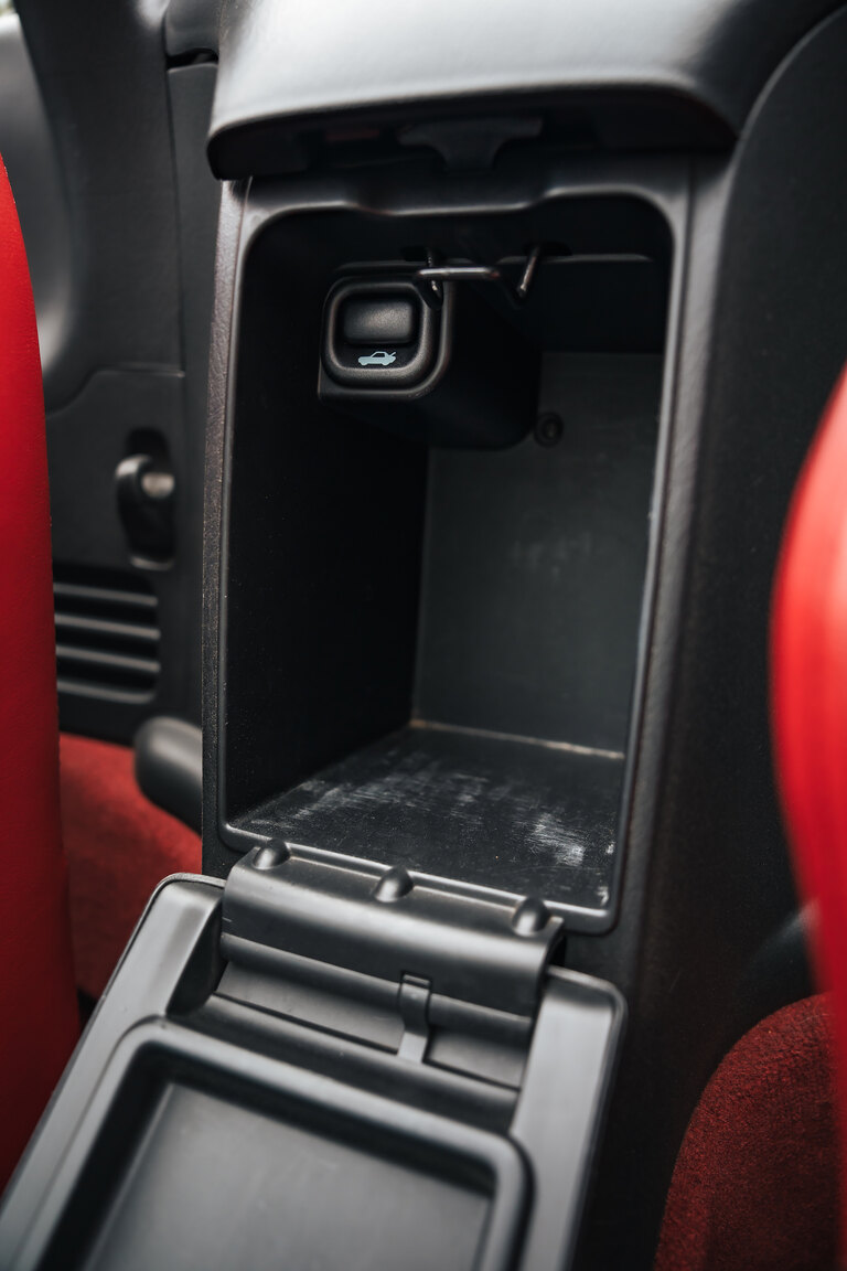 Interior image of 2000 Honda S2000 AP1