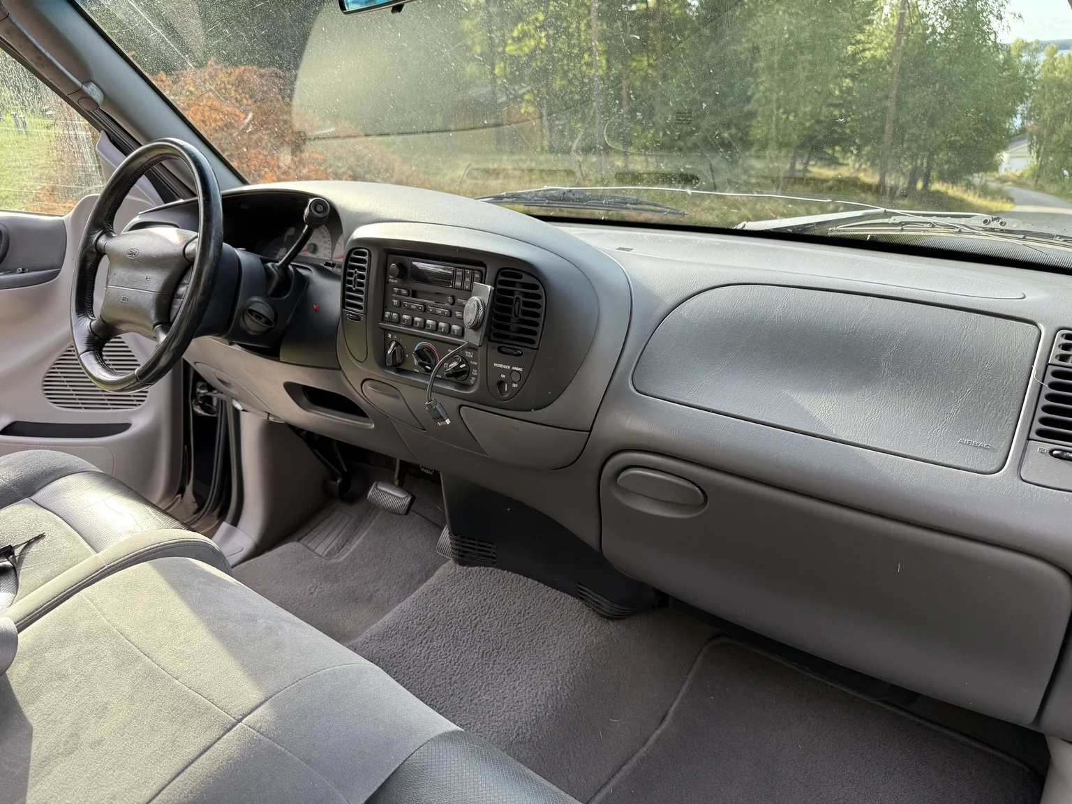 Interior image of 2002 Ford F-150 SVT Lightning (48)