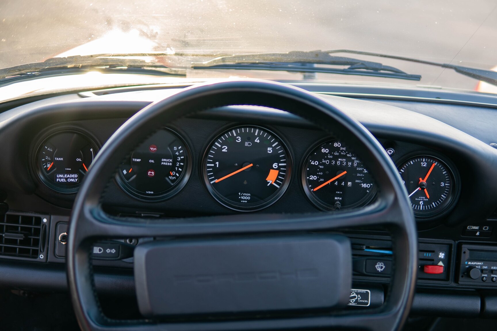 Innenraumfoto von 1987 Porsche 911 Carrera Cab 3.2