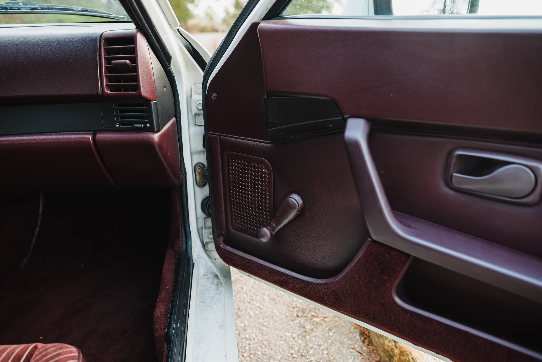 Interior image of 1986 Porsche 944R (23)