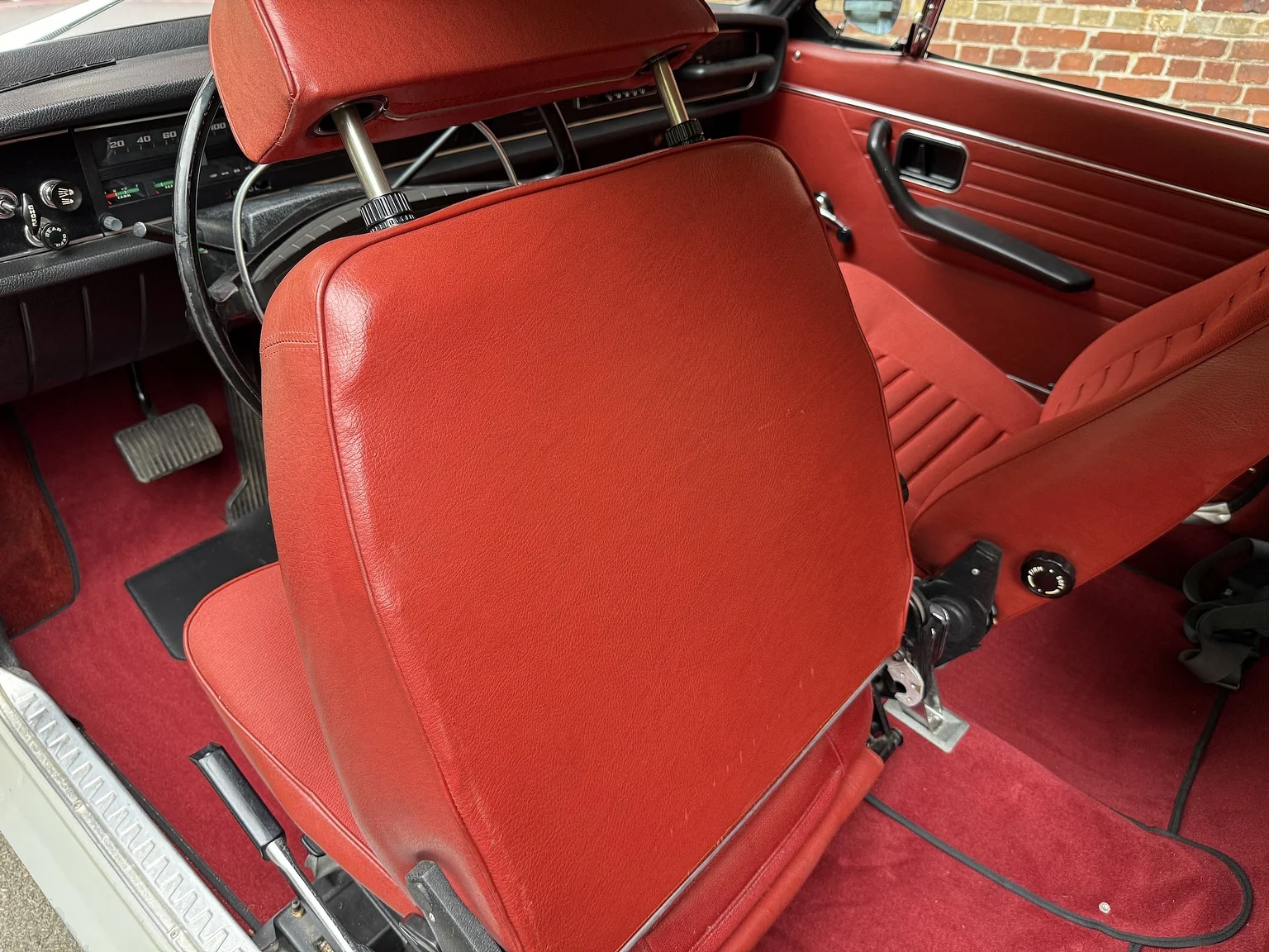 Interior image of 1970 Volvo 142 2.0 Automatic (12)