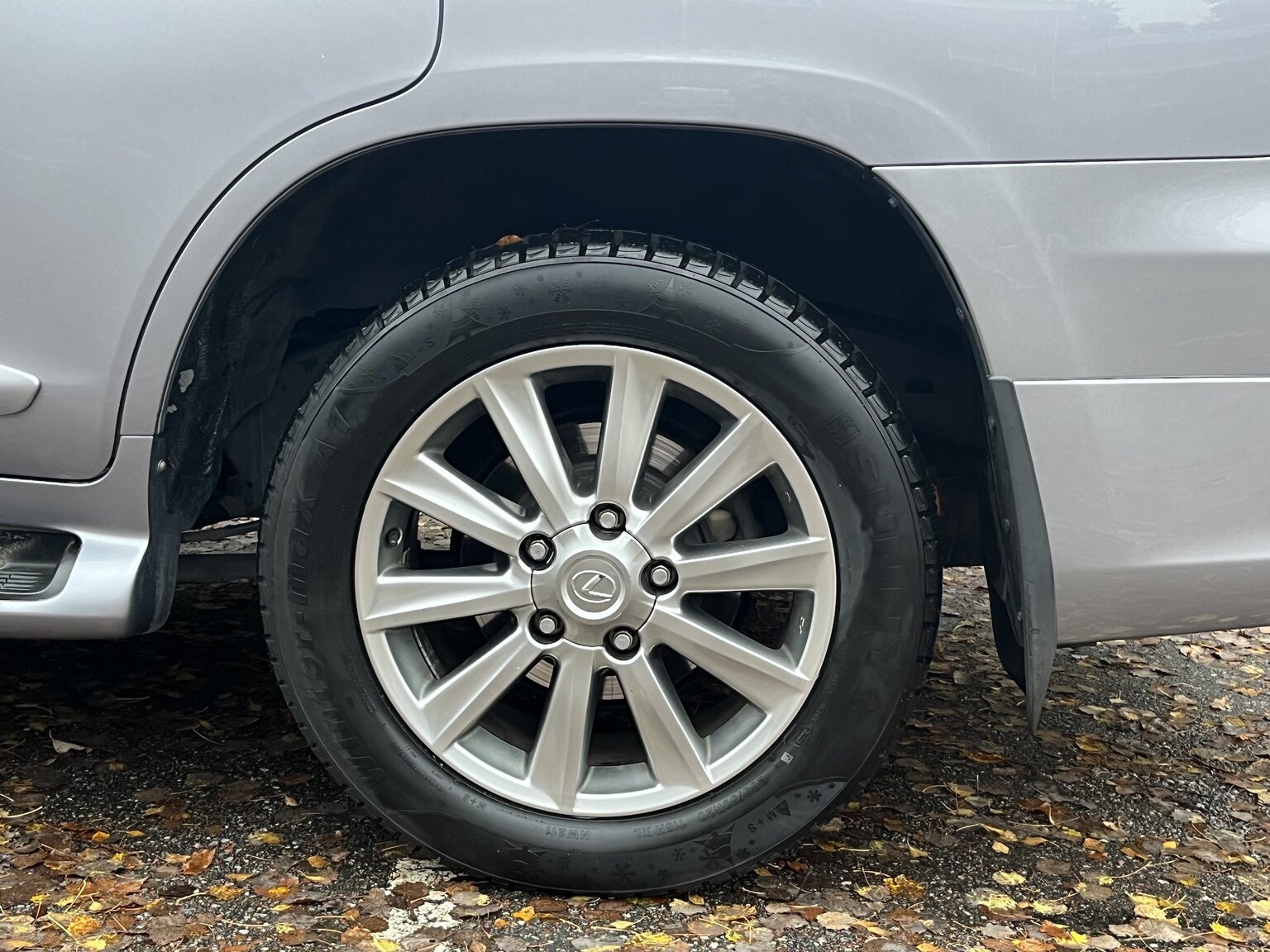 Exteriörbild på 2011 Lexus LX570
