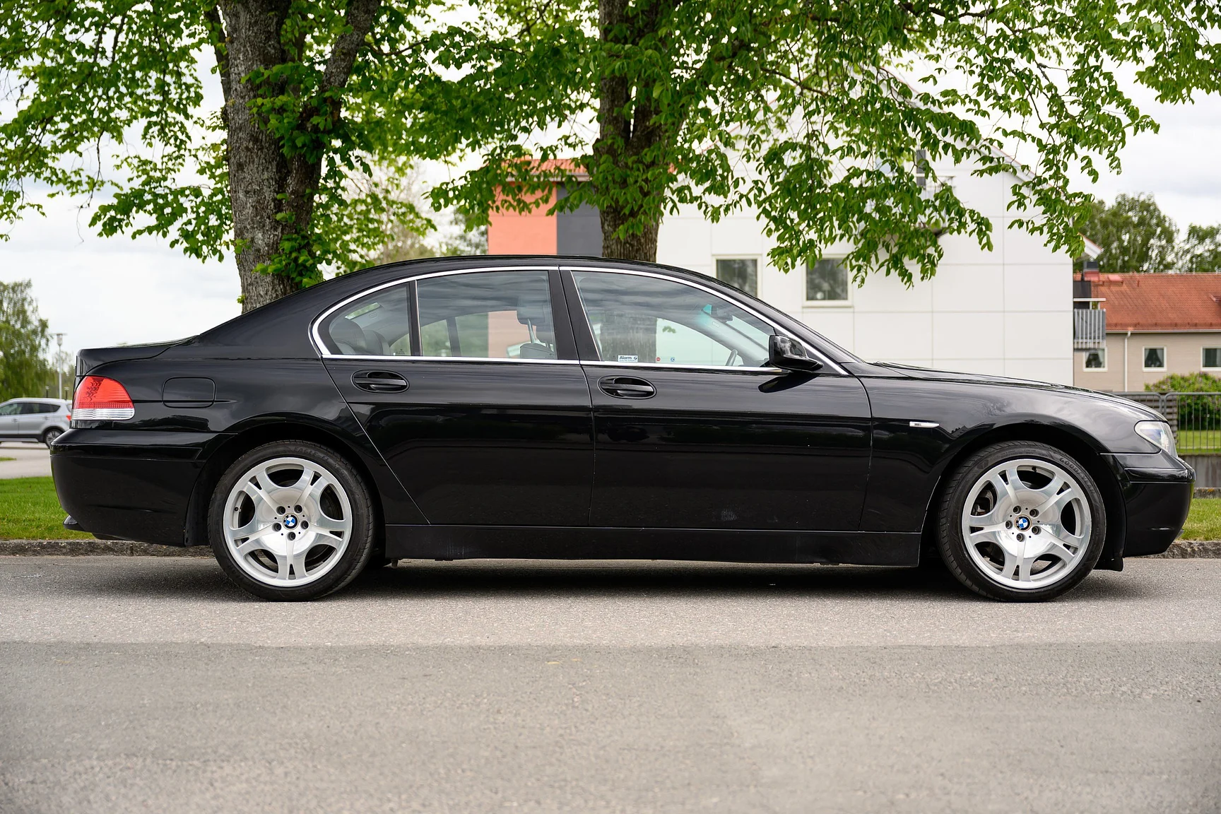 Exterior image of 2001 BMW 745i (8)