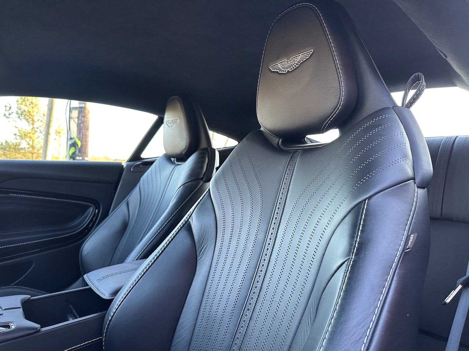 Innenraumfoto von 2018 Aston Martin DB11