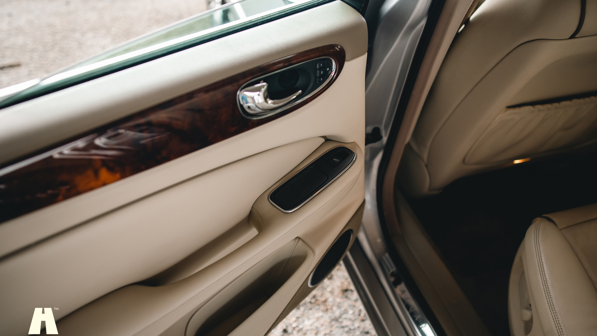 Interior image of 2003 Jaguar XJ Super V8