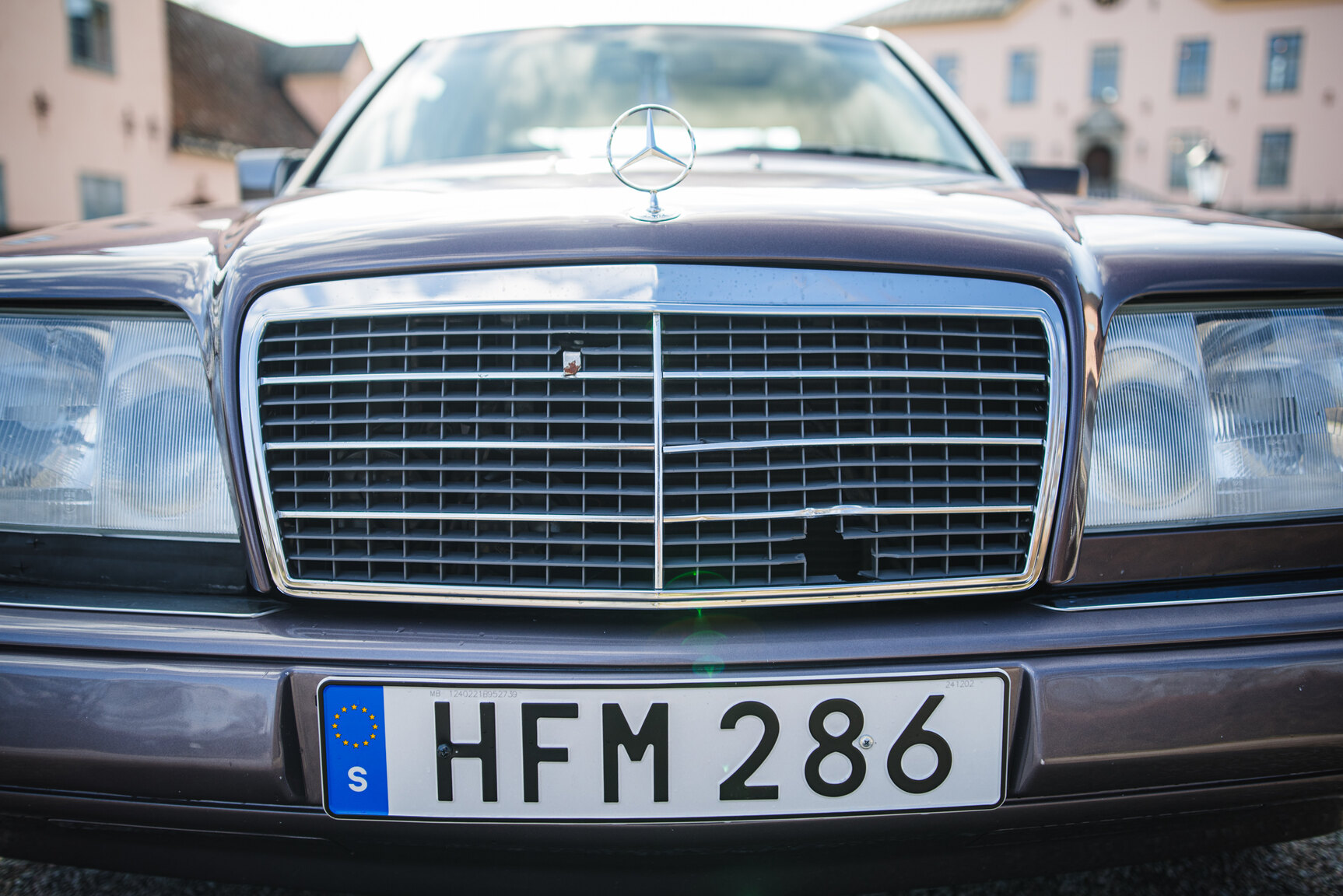 Exterior image of 1993 Mercedes-Benz E 220