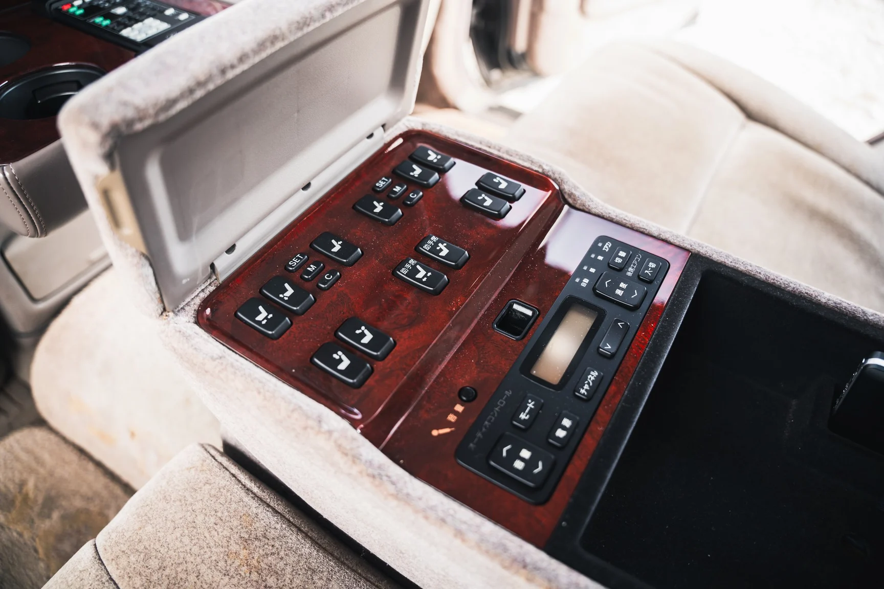 Innenraumfoto von 2000 Toyota Century V12 G50 (89)