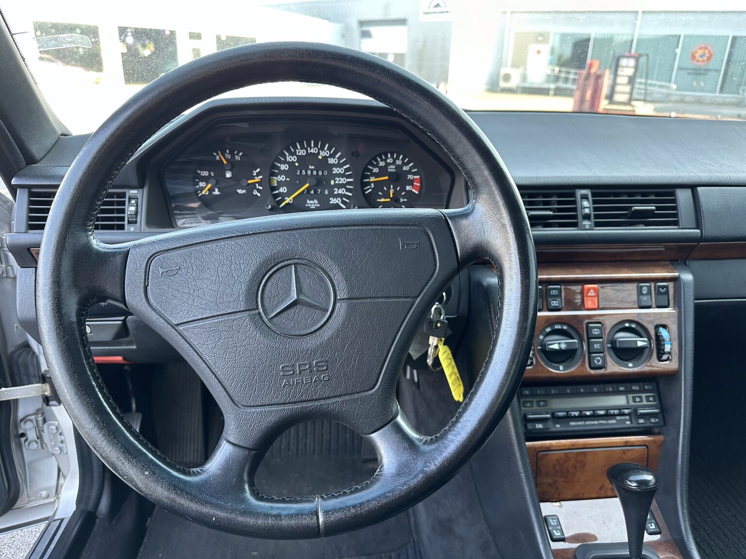 Innenraumfoto von 1992 Mercedes-Benz 300 CE-24