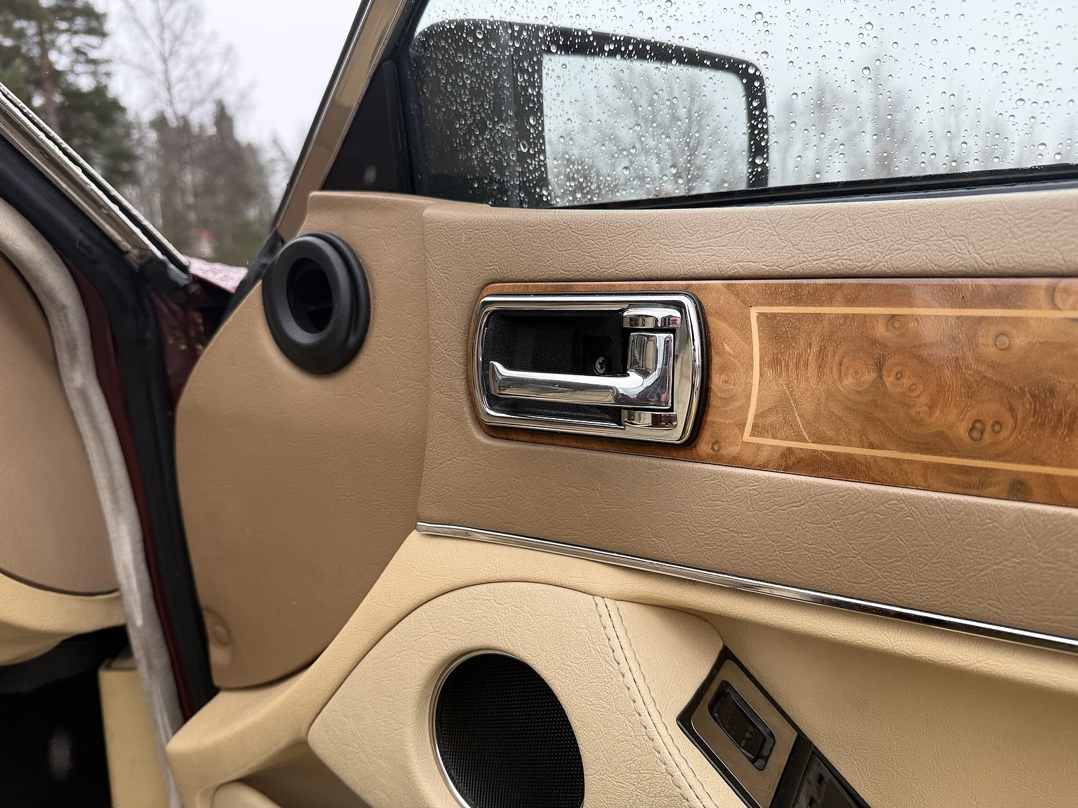 Interior image of 1991 Jaguar XJ40 Sovereign (45)