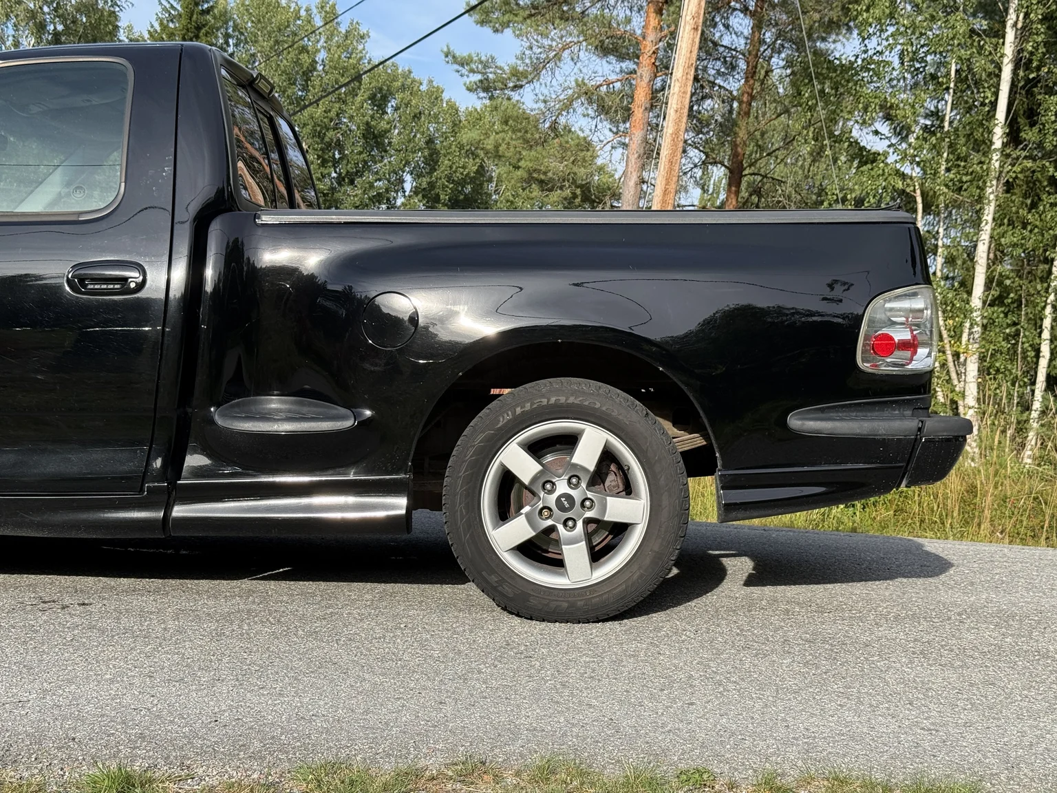 Exterior image of 2002 Ford F-150 SVT Lightning (54)