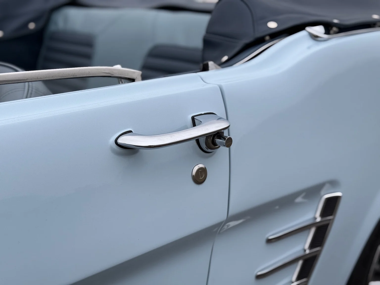 Exteriörbild på 1966 Ford Mustang Convertible 289 V8 (29)