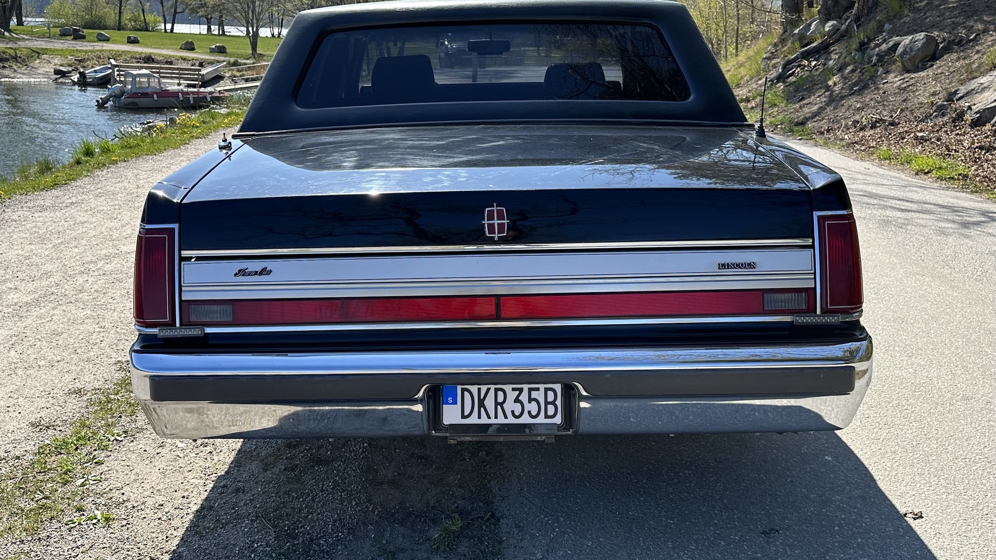 Exterior image of 1988 Lincoln Town Car