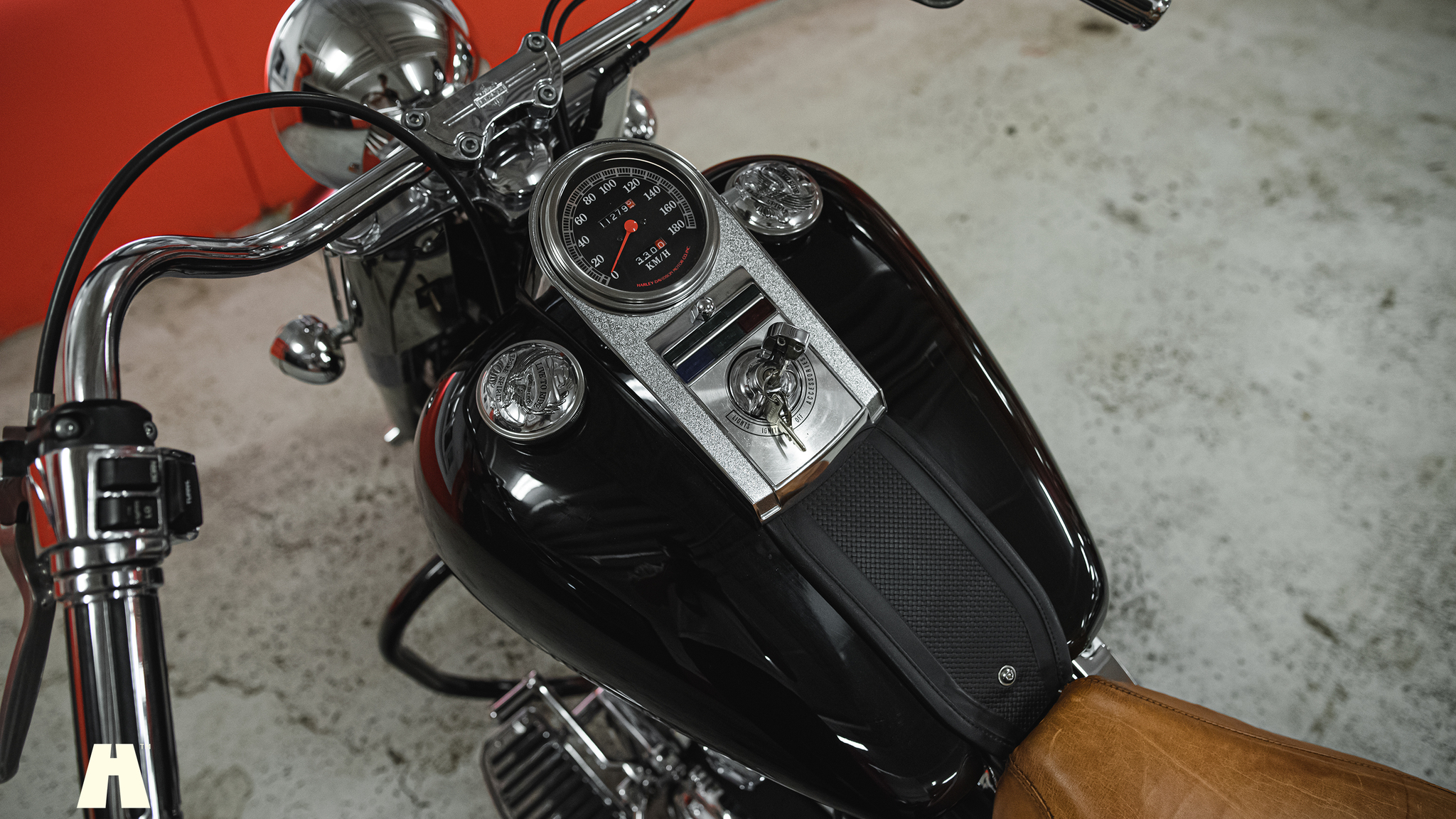 Exterior image of 1990 Harley Davidson Heritage Softail Classic Custom