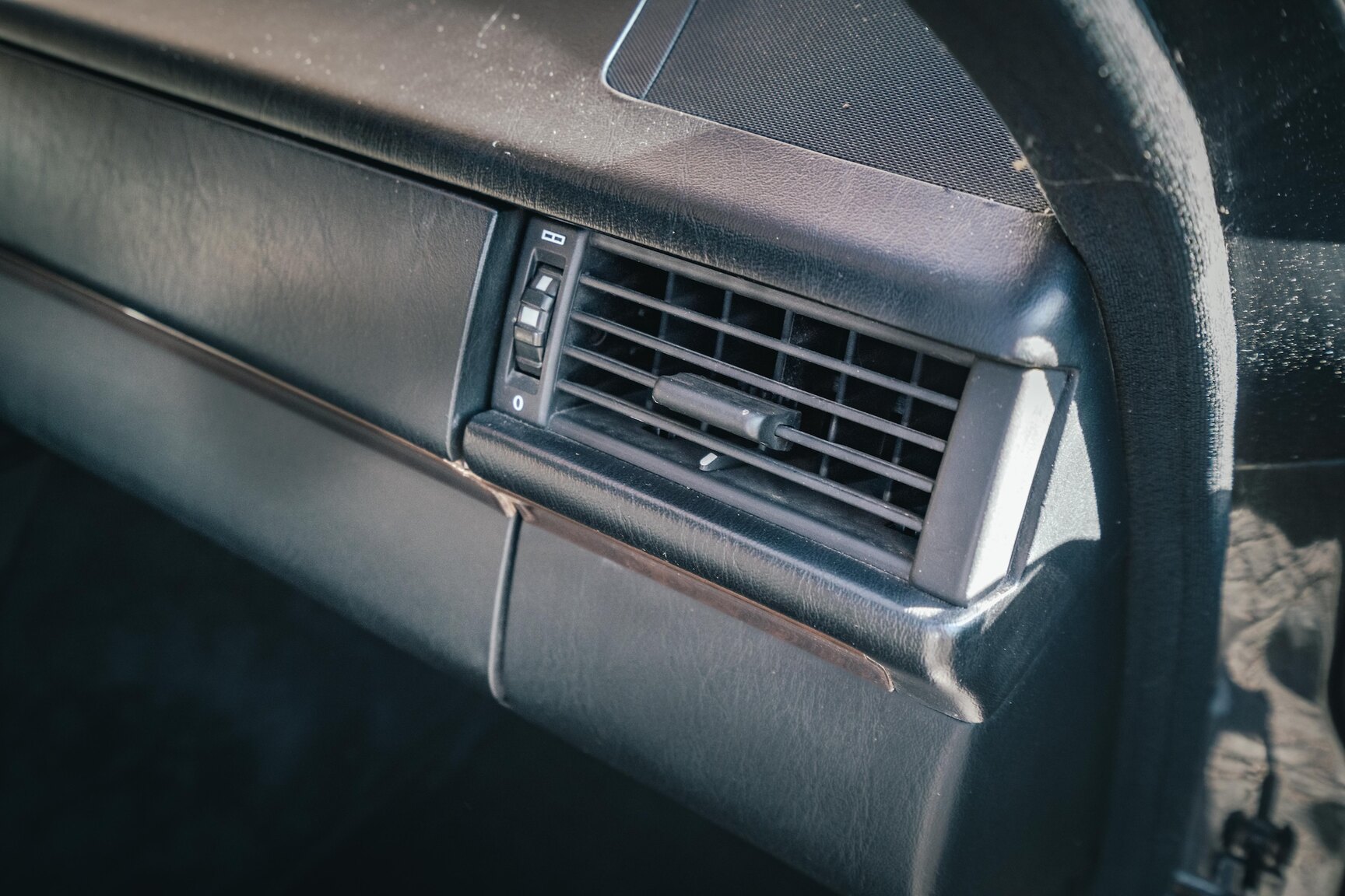 Interior image of 1991 Mercedes-Benz 300E-24 (18)