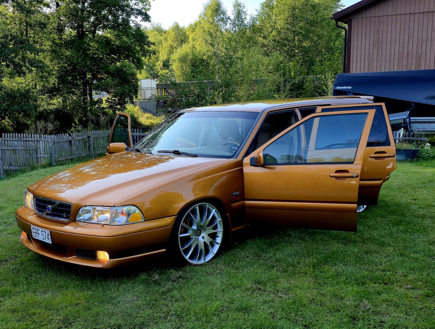 Exterior image of 1998 Volvo V70 R 2.3 T Automatisk