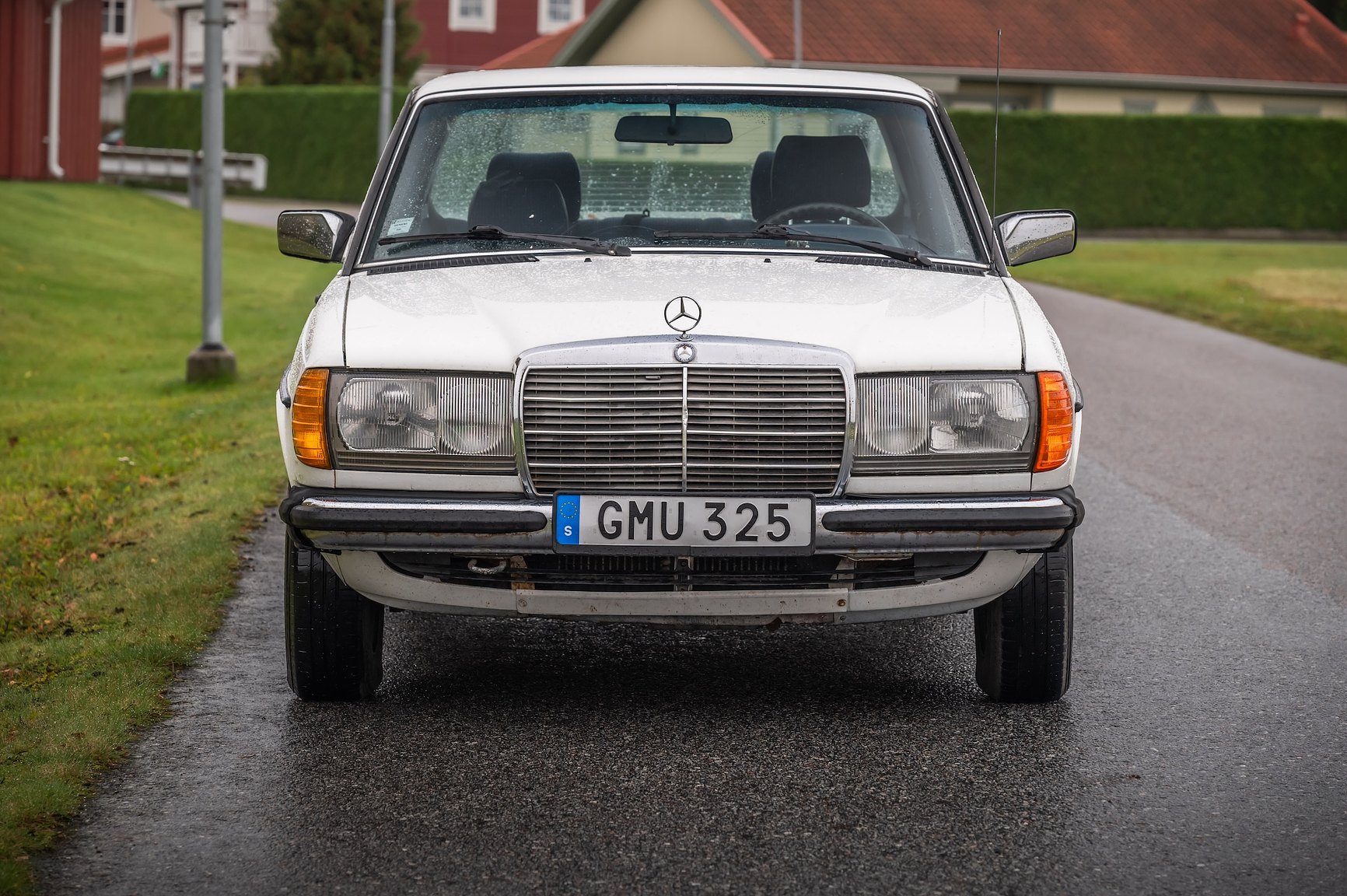 Exterior image of 1985 Mercedes-Benz 200 Automatic