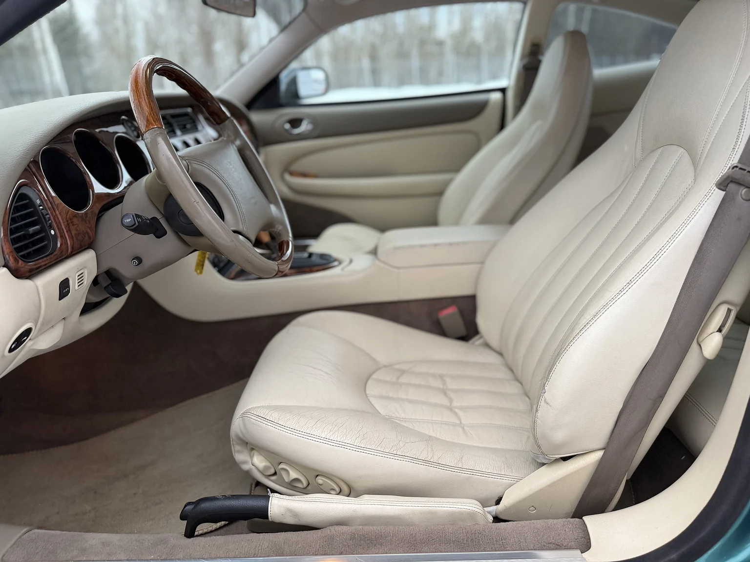 Interior image of 1997 Jaguar XK8 (2)