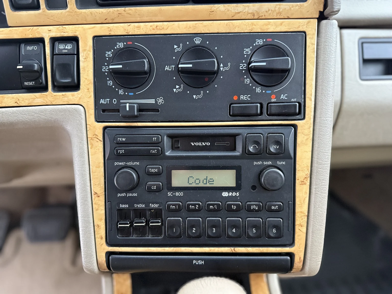Interior image of 1996 Volvo 850R (18)