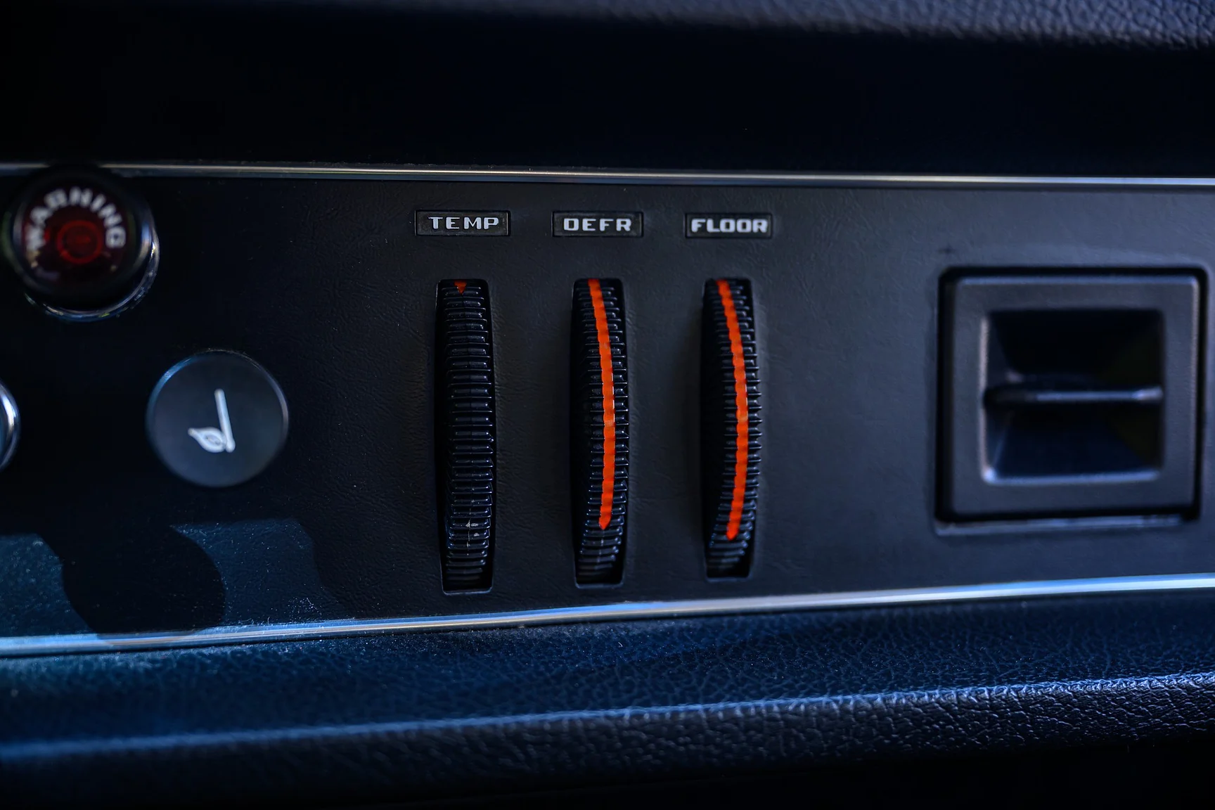 Interior image of 1971 Volvo 144 2.0 Automatic (32)