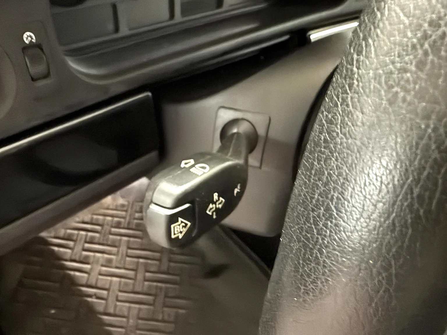 Interior image of 2002 BMW 520i (17)
