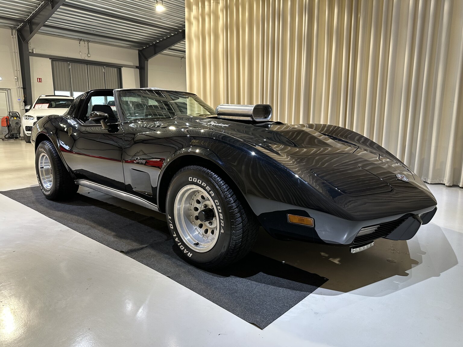 Exterior image of 1975 Chevrolet Corvette Stingray 