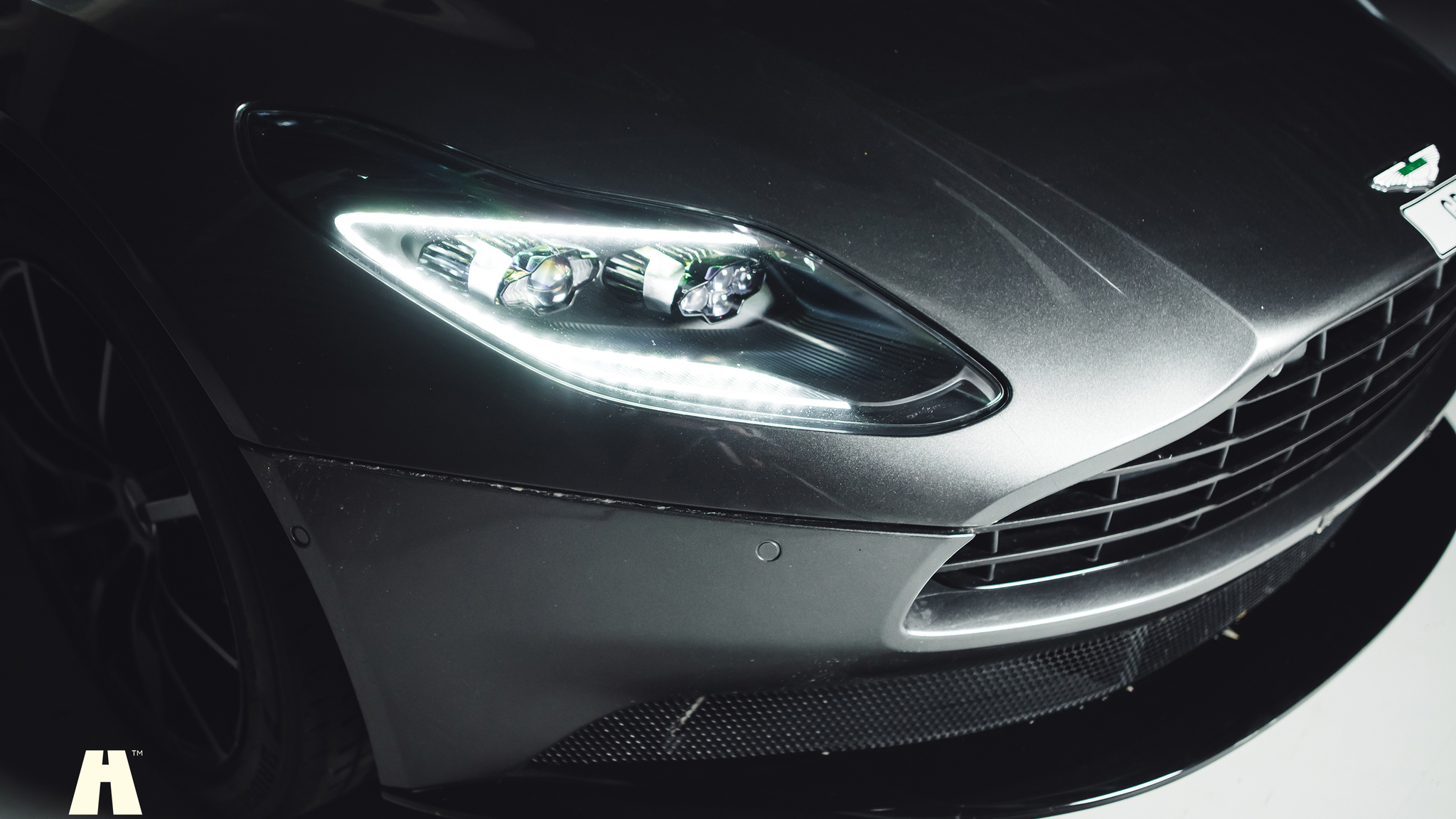 Exteriörbild på 2019 Aston Martin DB11 AMR (21)