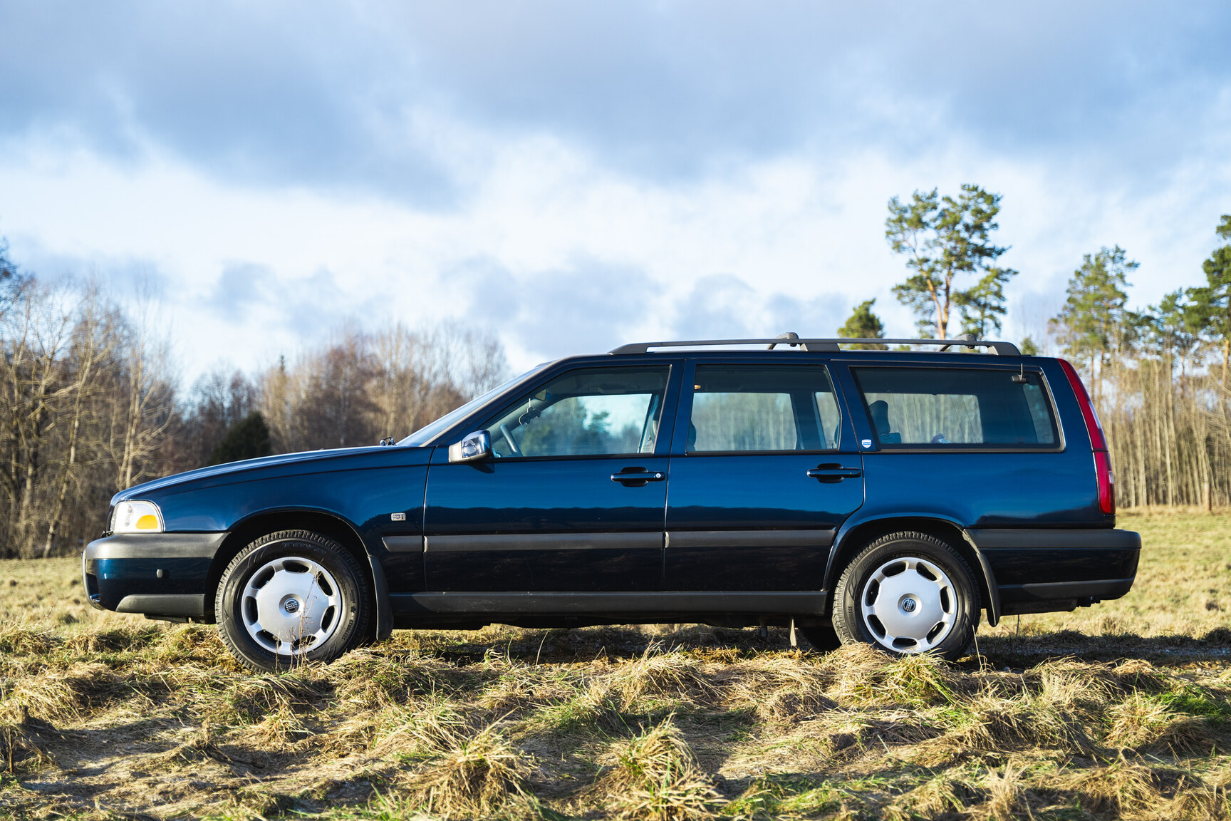 Exterior image of 2000 Volvo V70 XC