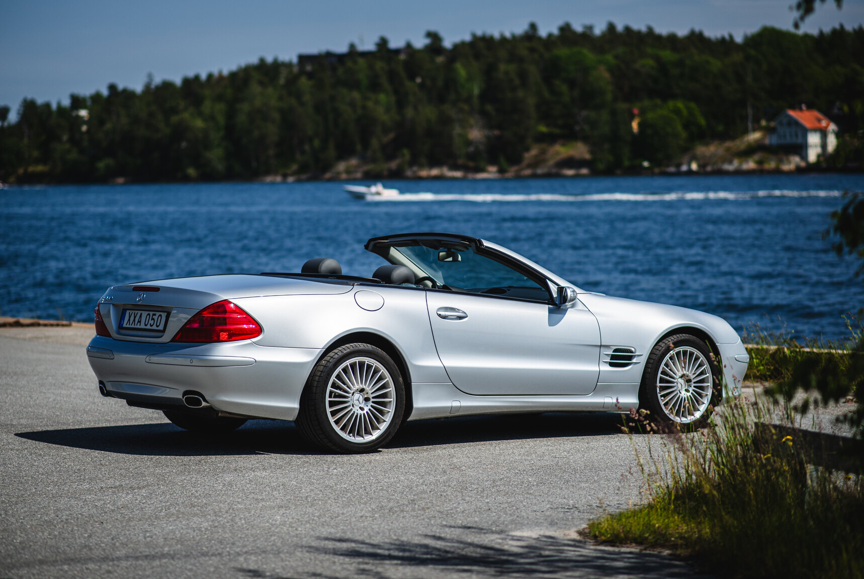 Exterior image of 2006 Mercedes-Benz SL 350