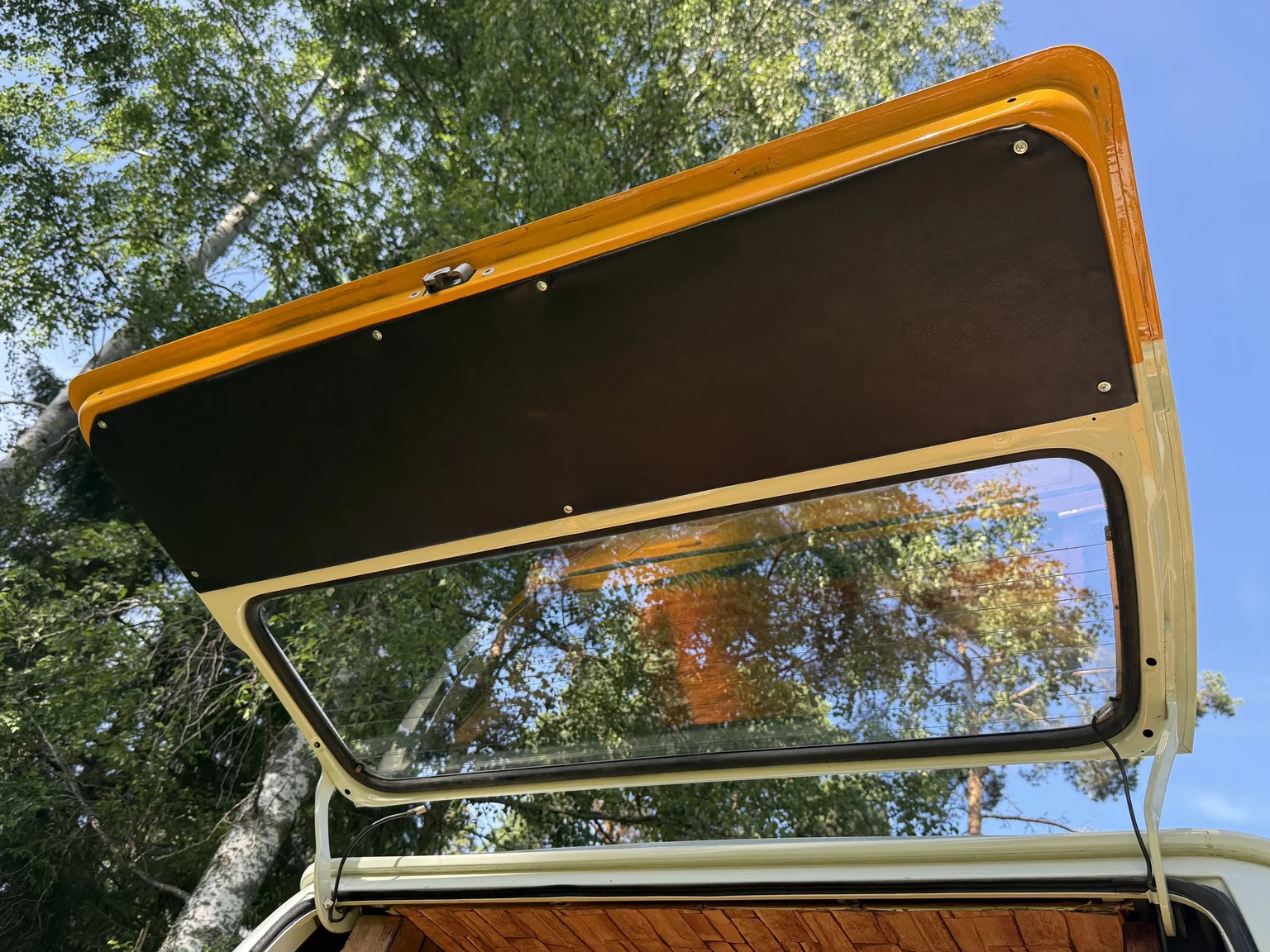 Innenraumfoto von 1975 Volkswagen Transporter Campervan (113)