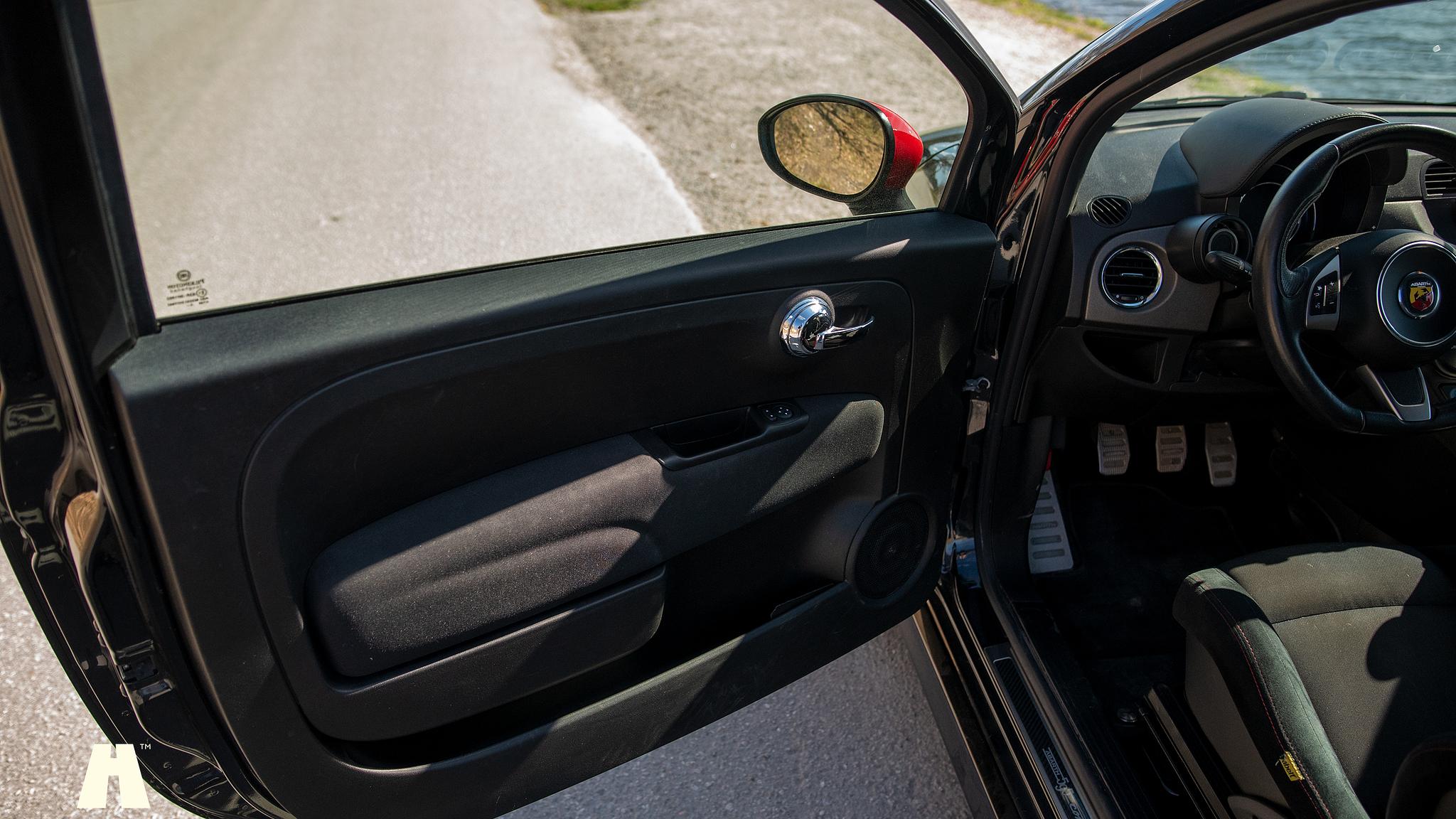 Innenraumfoto von 2016 Abarth 595 Competizione (4)