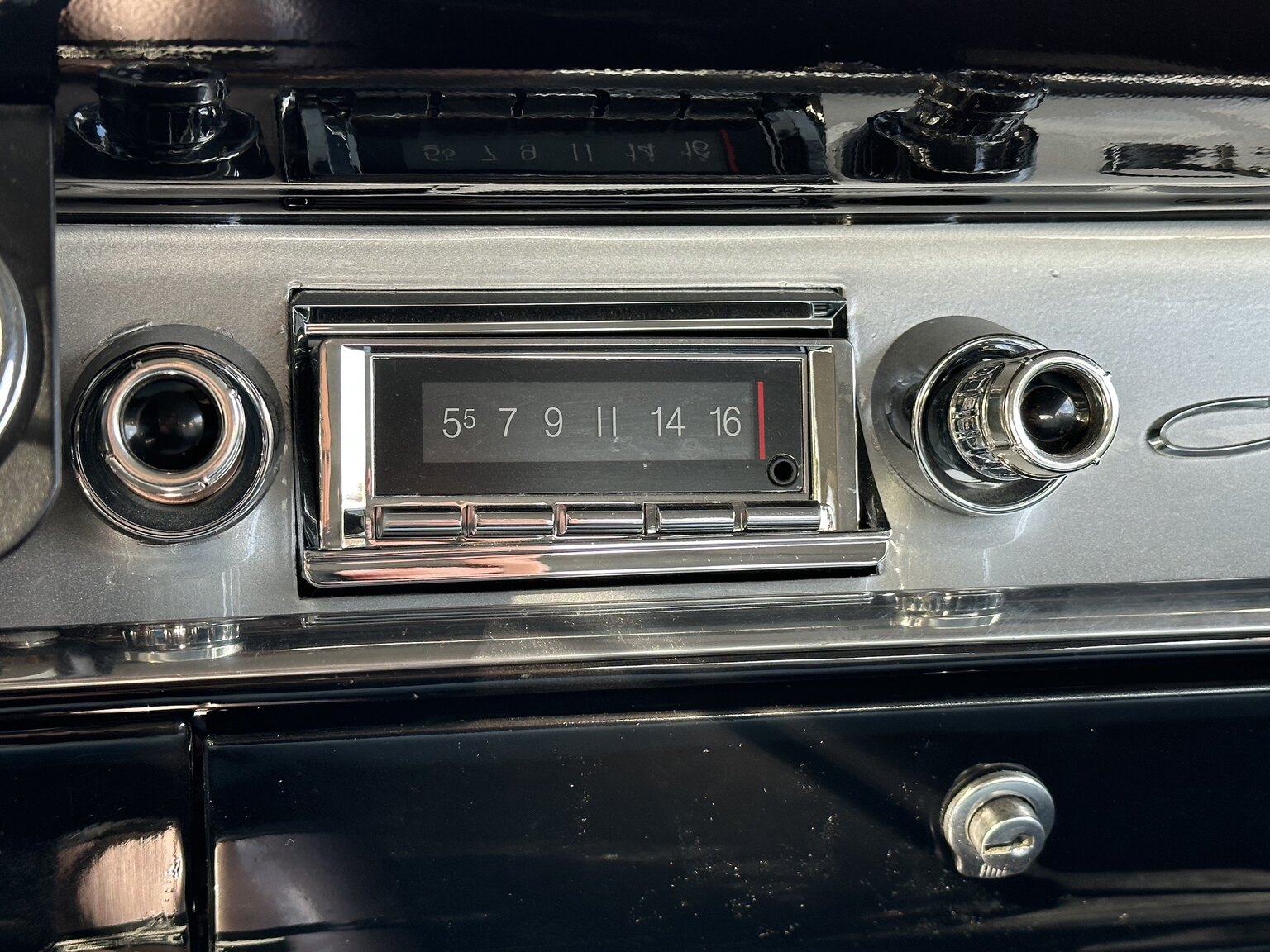 Innenraumfoto von 1957 Chevrolet Two-Ten Restomod (12)