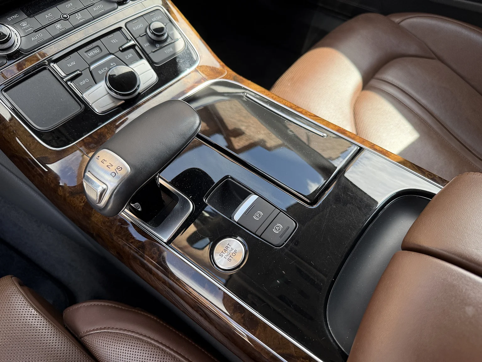 Innenraumfoto von 2014 Audi A8 4.0 TFSI (19)