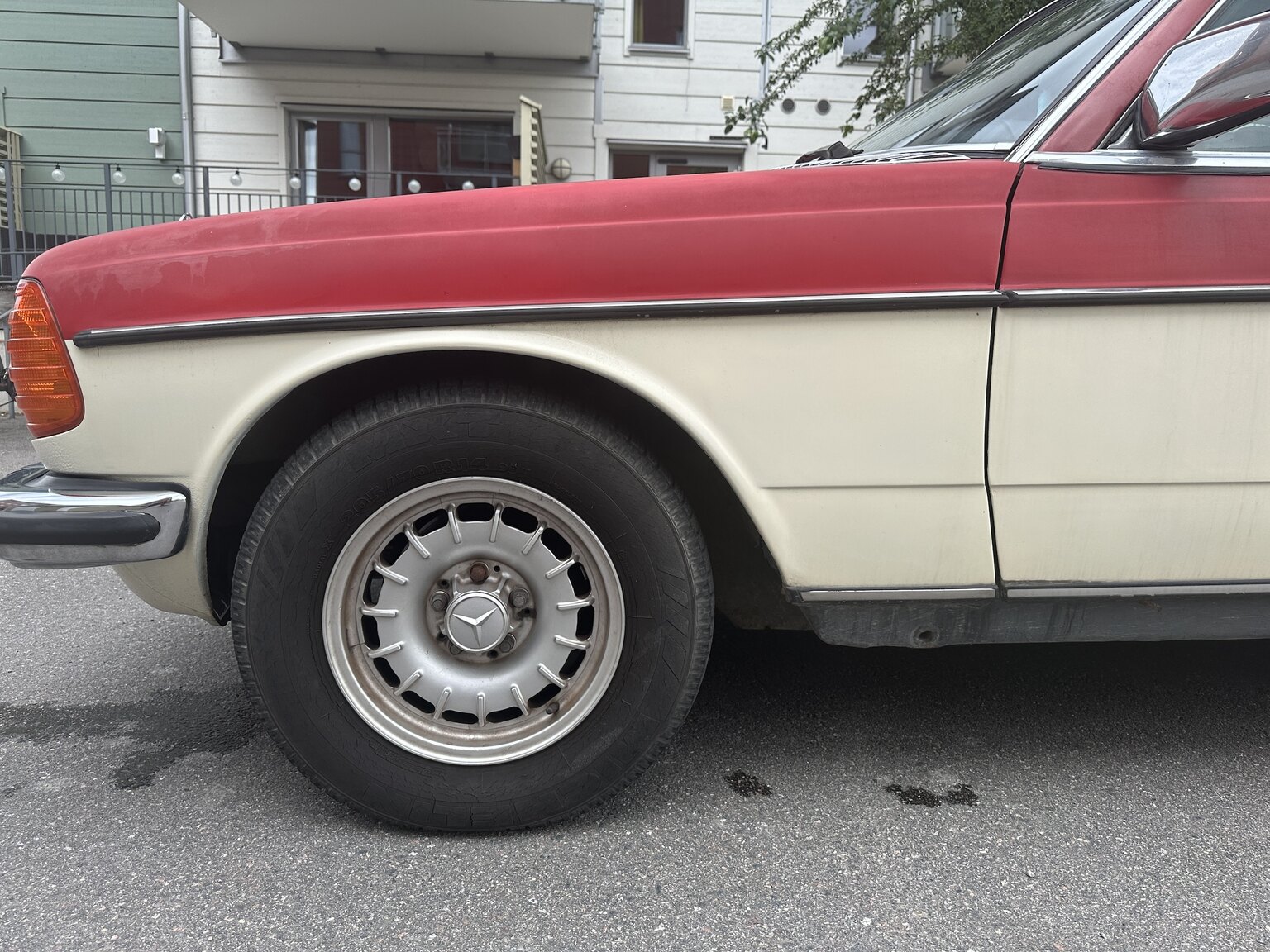 Exteriörbild på 1977 Mercedes-Benz 280 CE