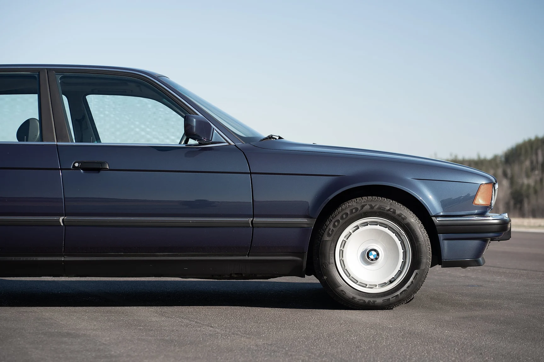 Exteriörbild på 1989 BMW 750iA (5)