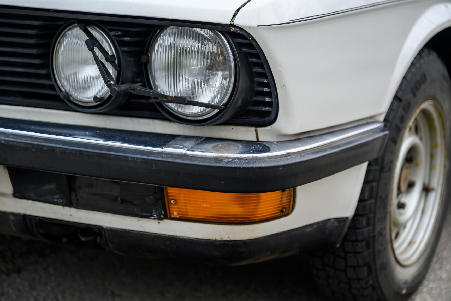 Exterior image of 1986 BMW 520i