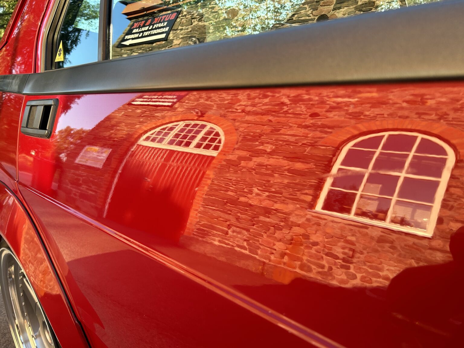 Exteriörbild på 1988 Alfa Romeo 75 (37)