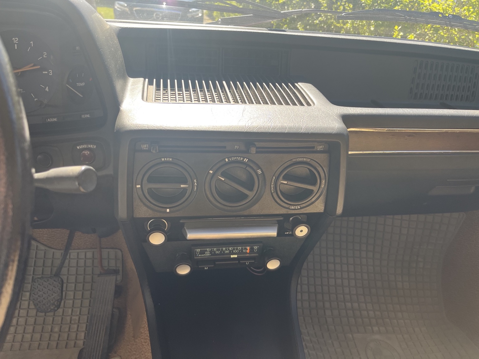 Innenraumfoto von 1977 BMW 518