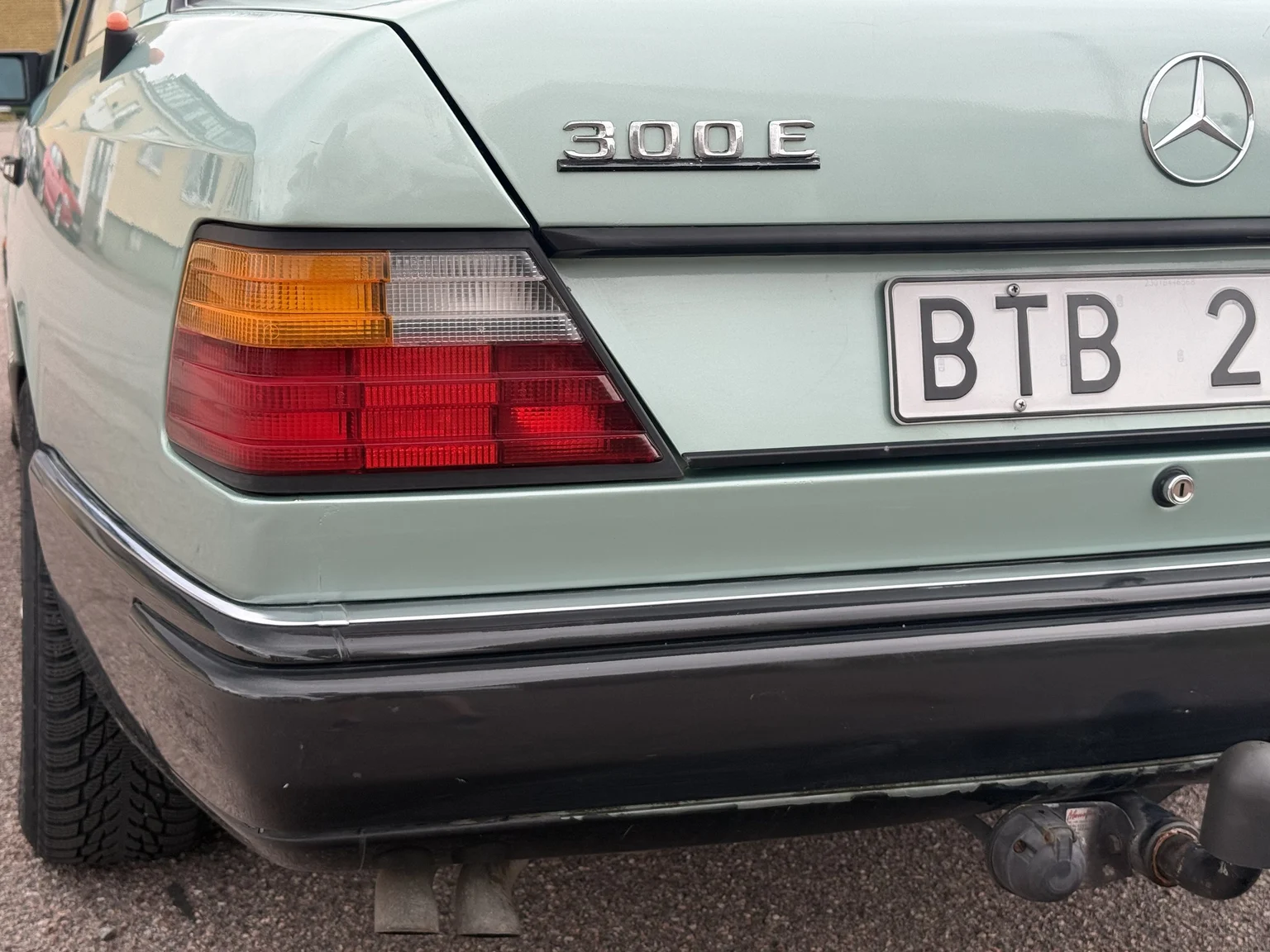 Exteriörbild på 1991 Mercedes-Benz 300 E 4MATIC (37)