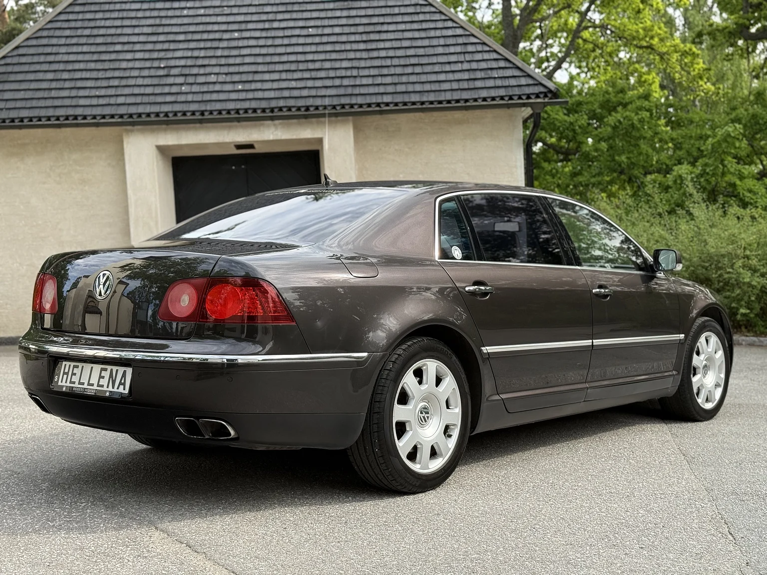 Exterior image of 2009 Volkswagen Phaeton W12 LWB Executive (16)