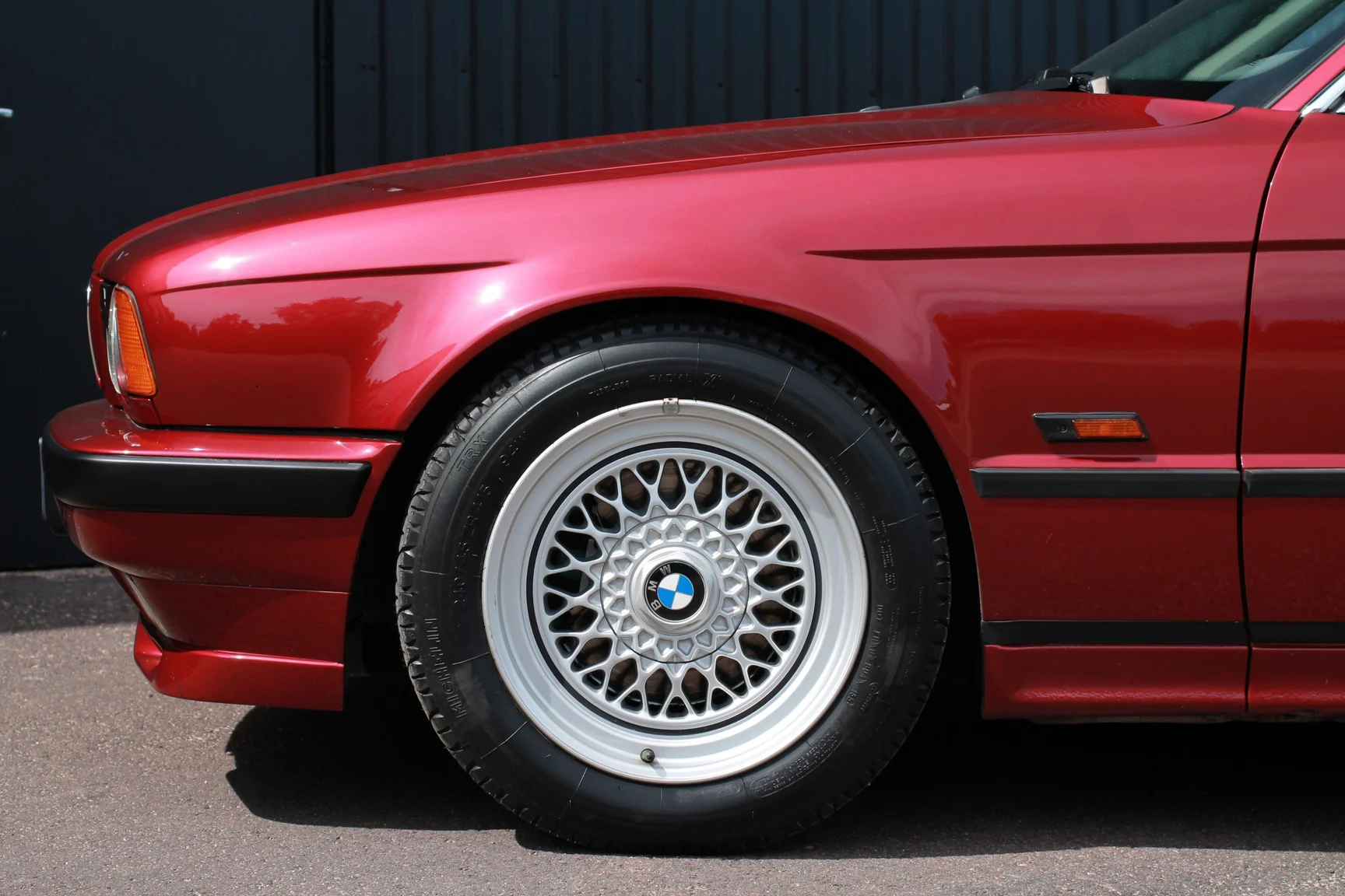 Exteriörbild på 1993 BMW 540i Sedan (30)