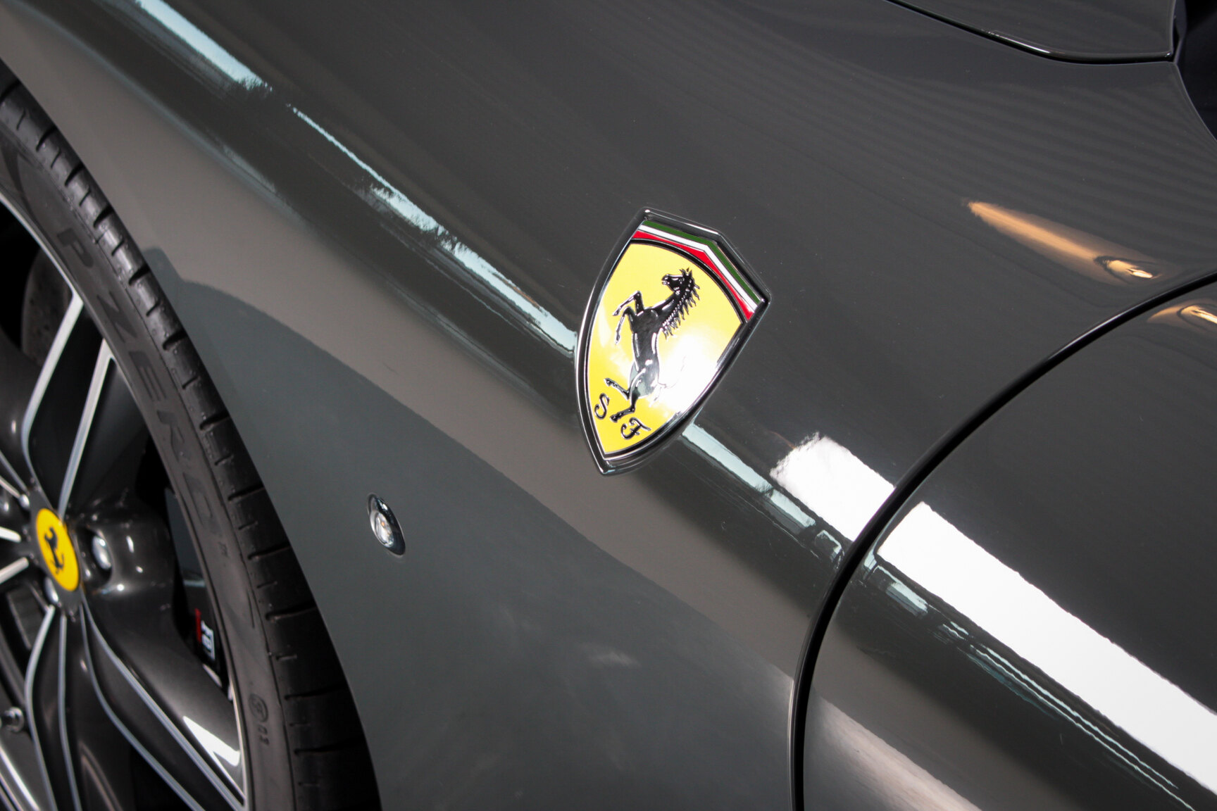 Exteriörbild på 2024 Ferrari Roma Spider