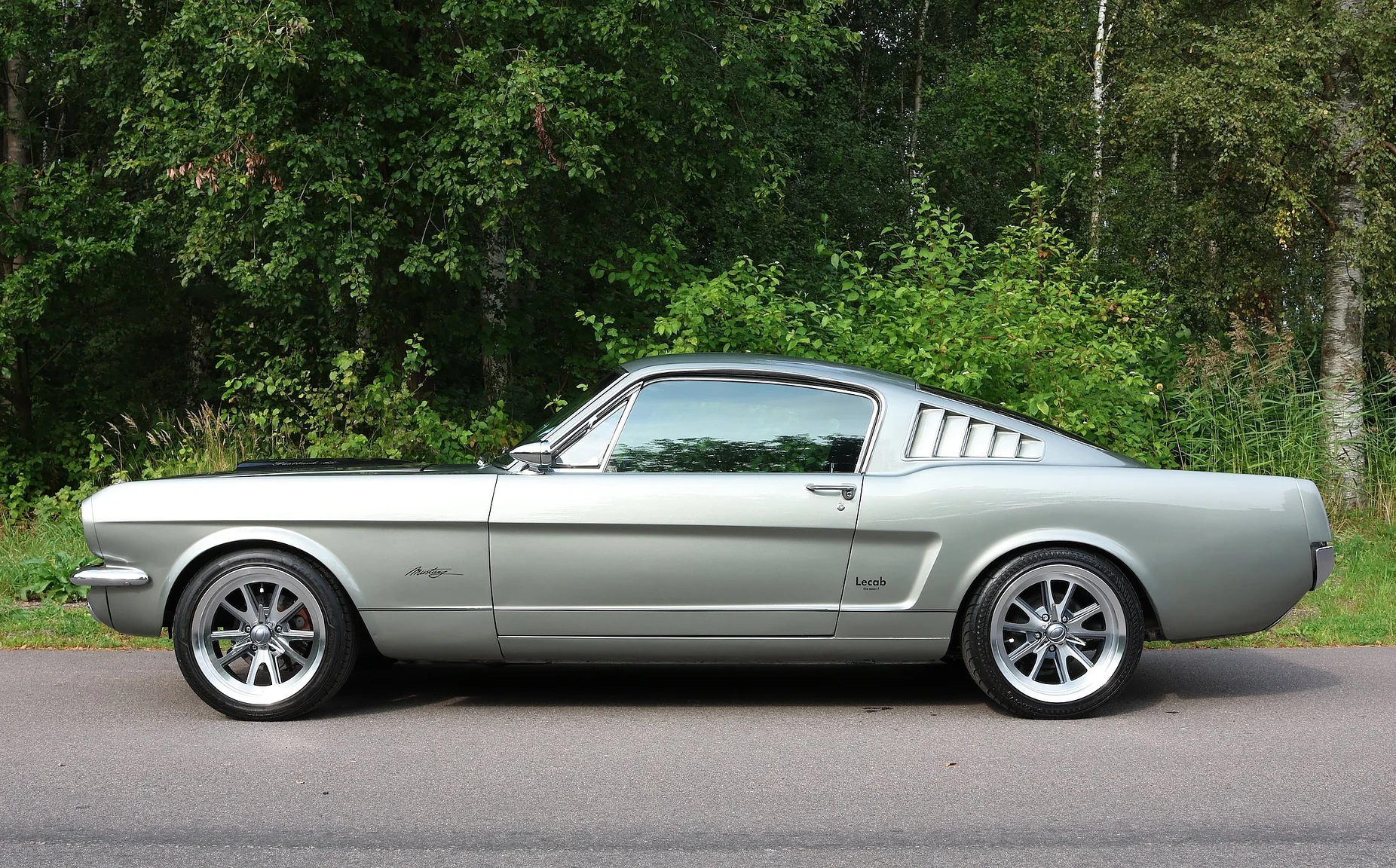 Exterior image of 1965 Ford Mustang Fastback Restomod (3)