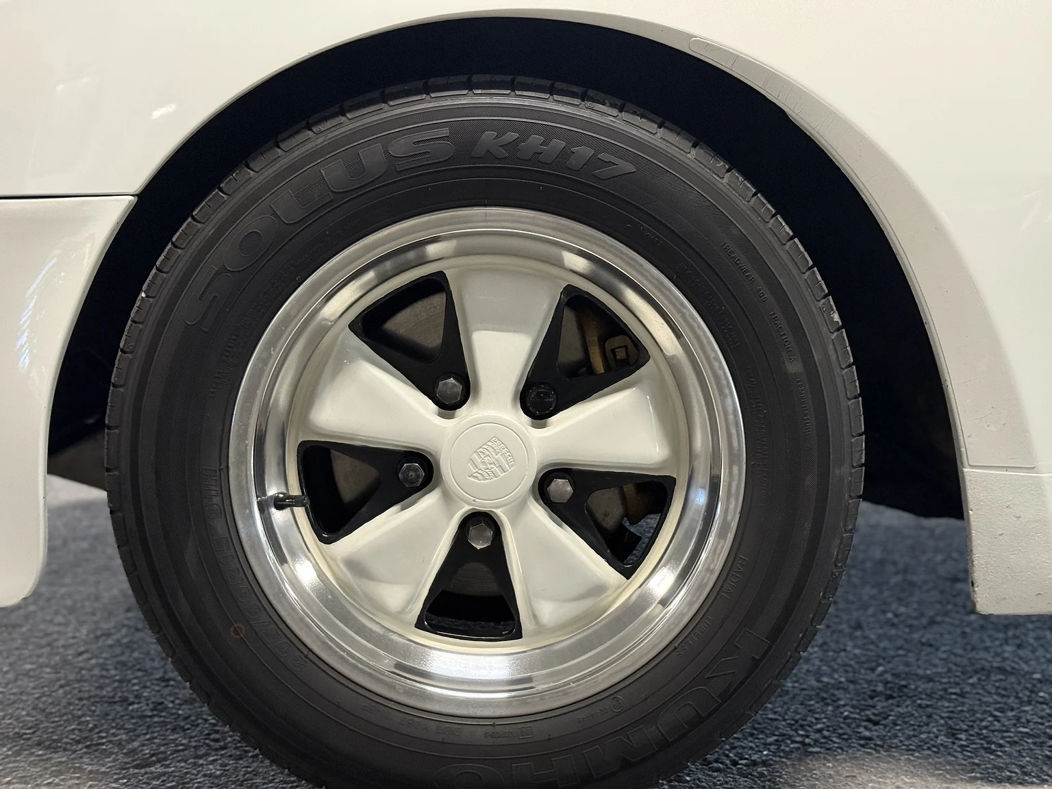 Exteriörbild på 1984 PORSCHE 944 Targa (42)