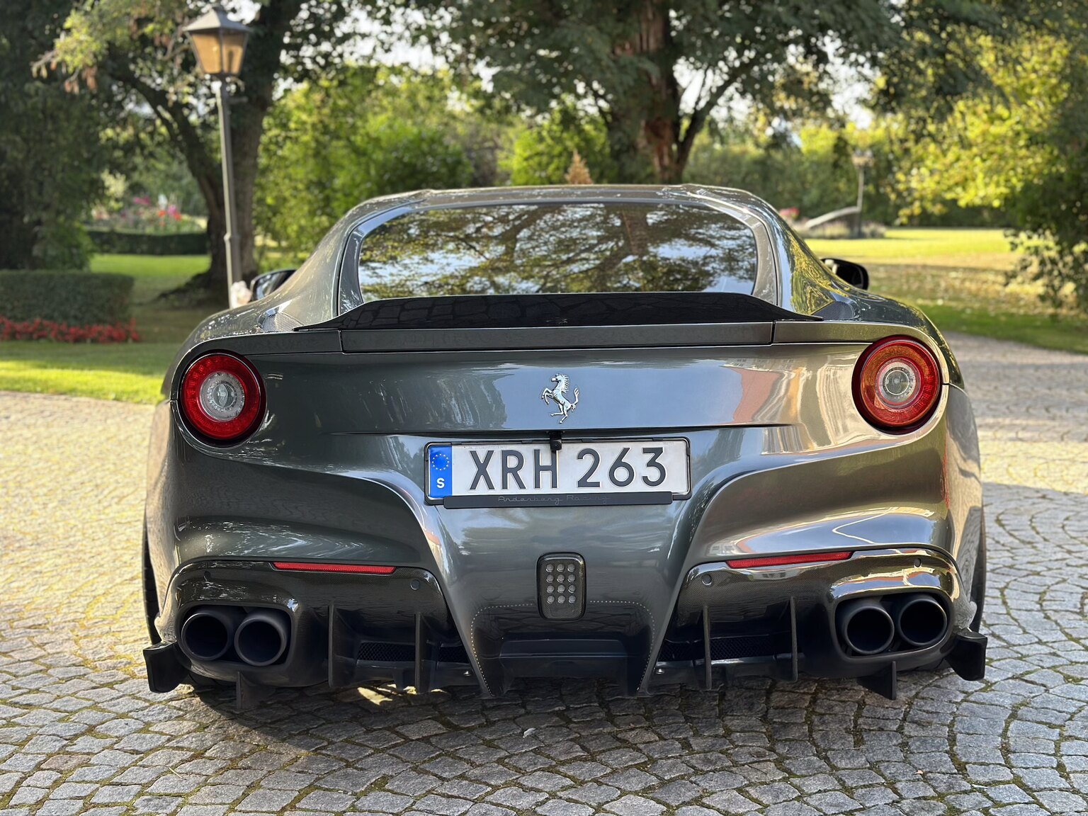 Exteriörbild på 2013 Ferrari F12 Berlinetta