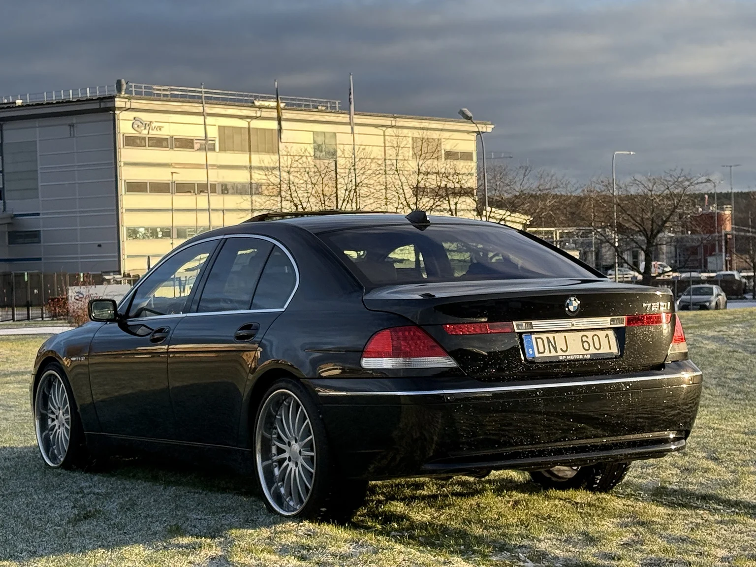 Exterior image of 2003 BMW 760i (11)