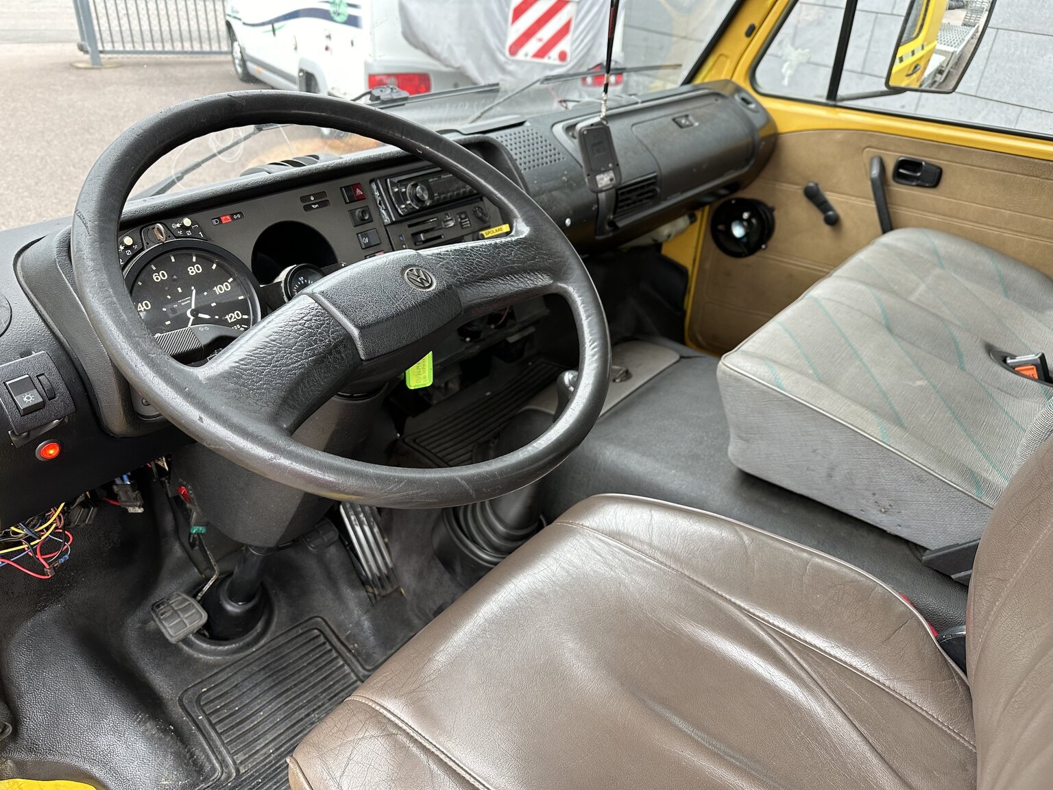Innenraumfoto von 1981 Volkswagen LT45 biltransport (4)