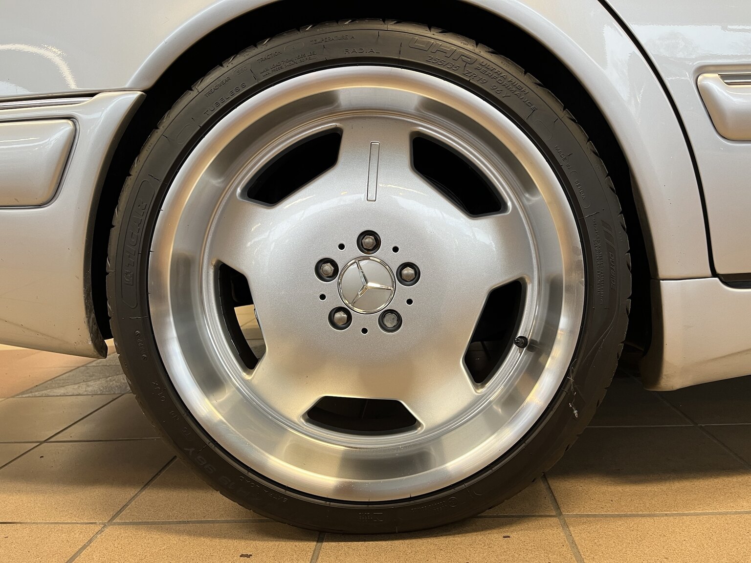 Exteriörbild på 1998 Mercedes-Benz E55 AMG