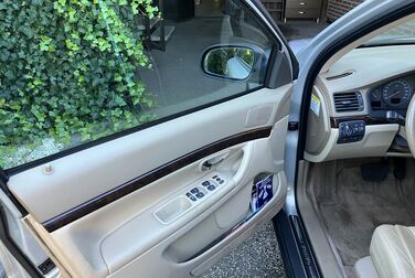 Interior image of 1999 Volvo S80