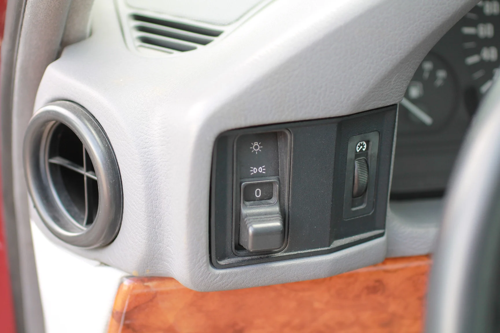 Innenraumfoto von 1993 BMW 540i Sedan (92)