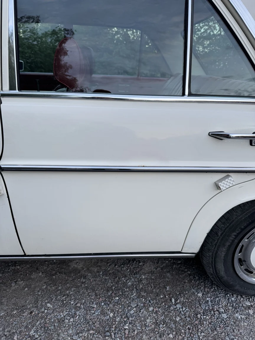 Exterior image of 1972 Mercedes-Benz 200 (18)